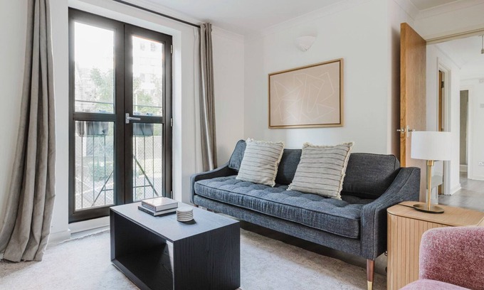Bishopsgate Apartamento | Classic City of London 1BR, Furniture & Decor Included, by Blueground