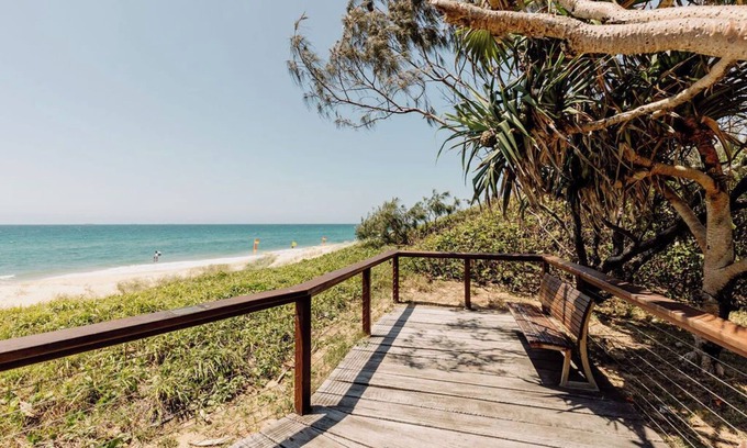 Buddina Apartamento | Classic Coastal Retreat across the road from the Surf Club