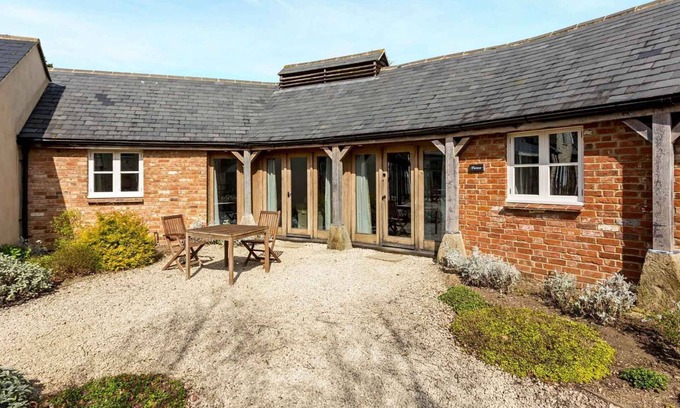 Shellingford Cabaña | Classic Cotswolds Home near Littleworth