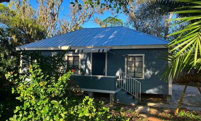 Bonita Springs Cabaña | Classic dog-friendly cottage with kitchen, washer/dryer, & central AC