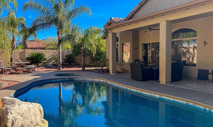 Oro Valley Casa | Clásico, casa para perros w / patio ajardinado, piscina privada, bañera de hidromasaje!