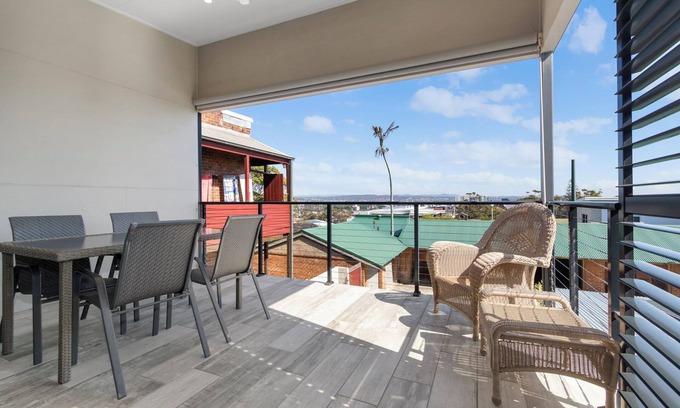 Newcastle Casa | Classic Elegance on The Hill