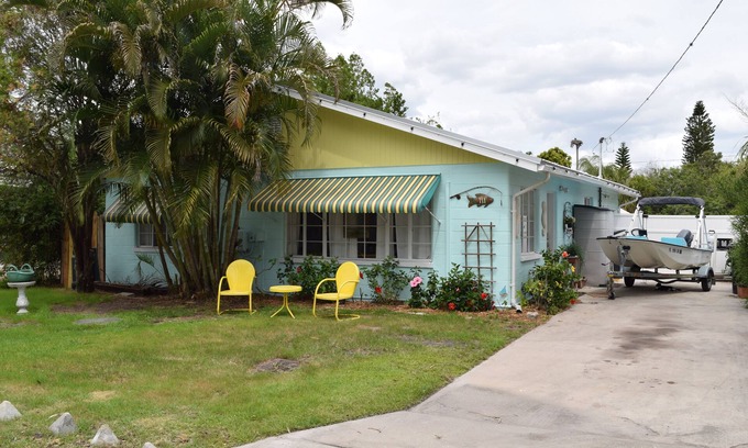 Ruskin Casa | Classic fishing cabin with free kayaks/boats!Close to beach! Dock your boat n/c!