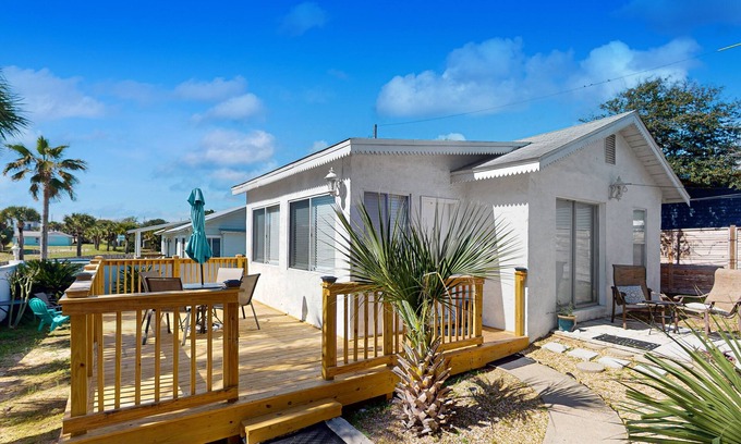 Laguna Beach Cabaña | Cabaña junto a la playa con acceso cercano al océano, parrilla de carbón, cable y wifi.