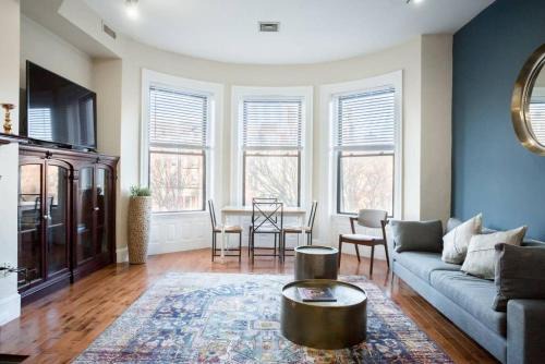 Fenway–Kenmore Apartamento | Classic furnished 1BR in Fenway in Brownstone Bldg