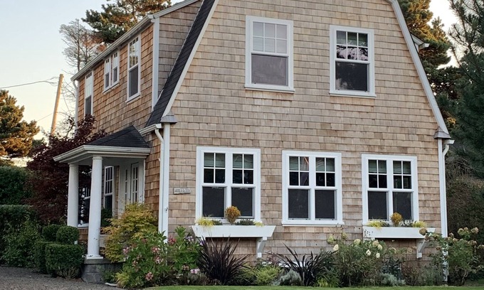 Gearhart Cabaña | Classic Gearhart Beach Cottage - steps to beach
