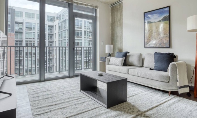 H Street Corridor Apartamento | Classic H Street 1BR w/ Pool, Gym & W/D, steps from WF, by Blueground