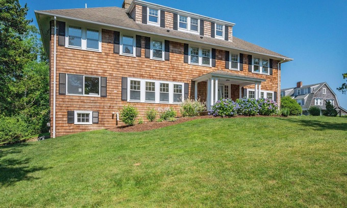 Hyannis Port Casa | Classic Hyannis Port Family House - Walk to the beach!!