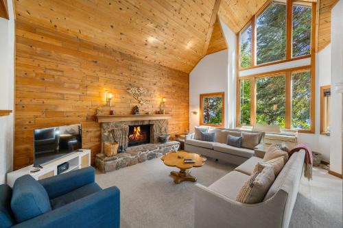 Tahoe City Casa | Classic Lakefront Tahoe Cabin, Dog Friendly, Halfway Between Northstar and Palisades!