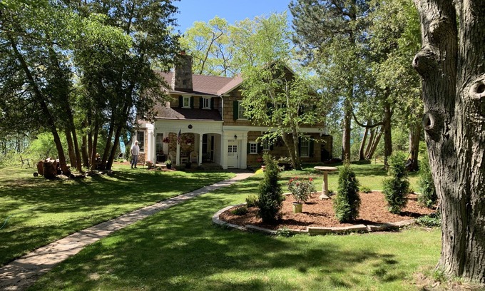 Leland Casa | Classic Leland cottage on the beach, beautiful sunsets, 8 min. walk to downtown