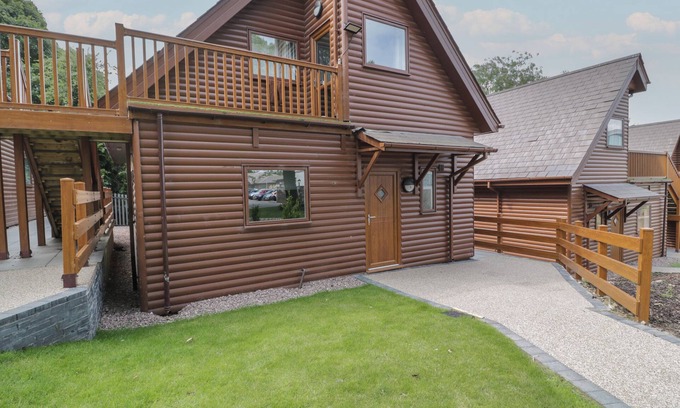Dyserth Cabaña | CLASSIC LODGE 16, family friendly, with pool in Dyserth