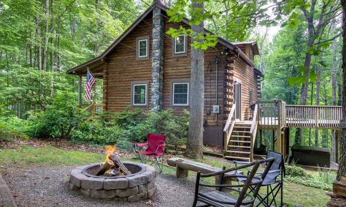 Weaverville Cabina | Classic log cabin 20 minutes to downtown Asheville/hot tub/fire pit/game room