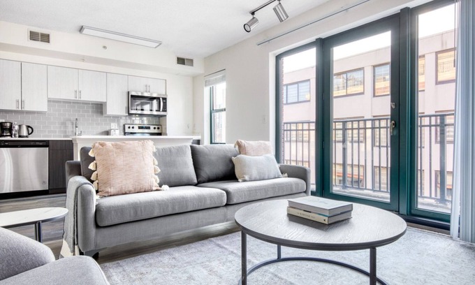 Logan Circle Apartamento | Classic Logan Circle 1BR w/ Gym, W/D & Pool, walk to bars, by Blueground
