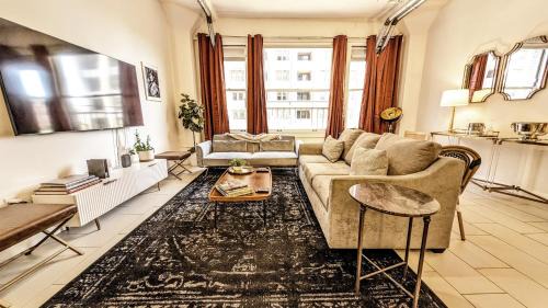 Historic Core Apartamento | Classic Los Angeles Elegance in Downtown, Sleeps 4, Free Parking and 360 Degree View Roof Top Pool!