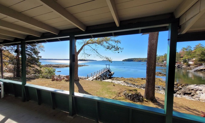 Boothbay Harbor Cabaña | Cabaña clásica frente al mar de Maine con muelle de aguas profundas