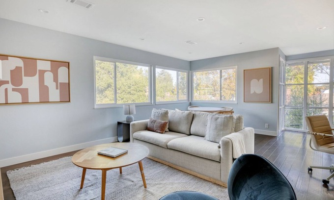 Downtown Apartamento | Classic Menlo Park 2BR w/ A/C & W/D, close to Tech HQs, by Blueground