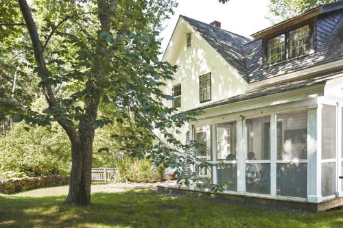 Friendship Casa | Classic MidCoast Maine Farmhouse near the Water