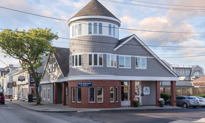 Yachting Village Complejo | Classic New England Charm At The Heart of Newport-Wyn. Newport Onshore- 2 Bd.