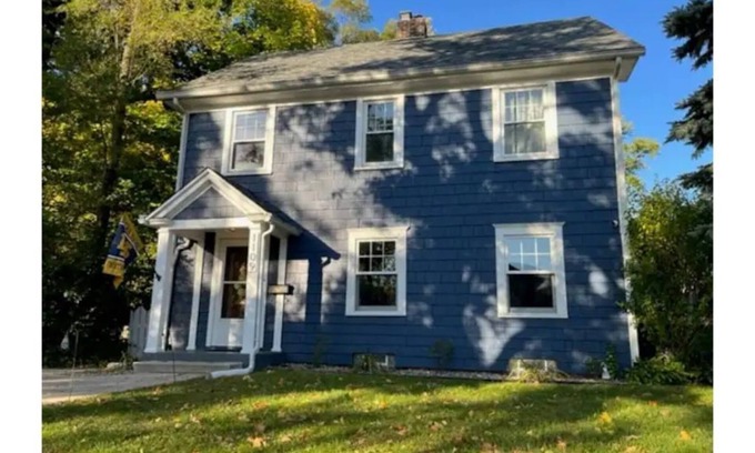 Harters Heights Casa | Classic Notre Dame House .7 mi walk to Campus via Angela or Eddy St. Sleeps 14.