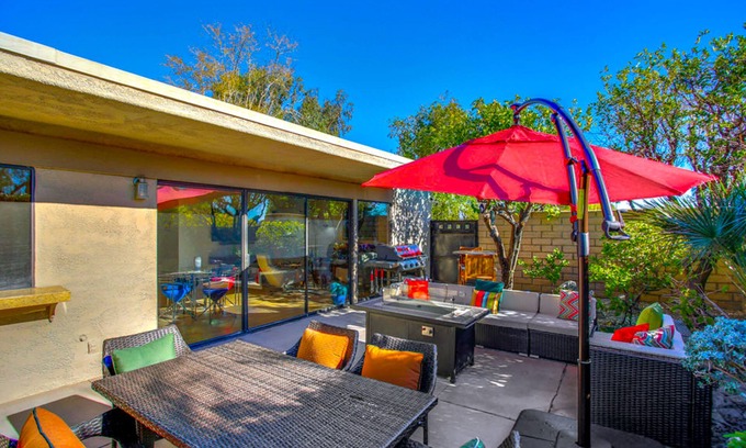 Sunrise Vista Chino Condominio | Classic Palm Springs condo,private patio,mountain view,3 pools,tennis,pickleball