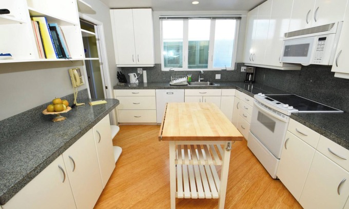 Eureka Valley Condominio | Classic & Peaceful Condo, Fully Furnished 2BD/2BA Condo w/ 1 Car Garage Parking