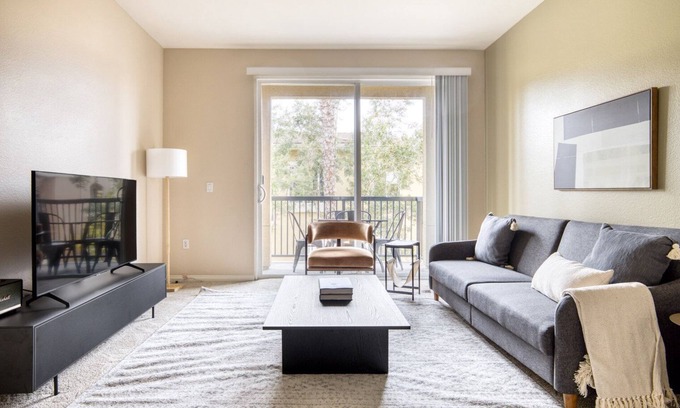 Playa Del Rey Apartamento | Classic Playa Del Rey 2BR w/ Pool, Jacuzzi & Gym, near LAX, by Blueground