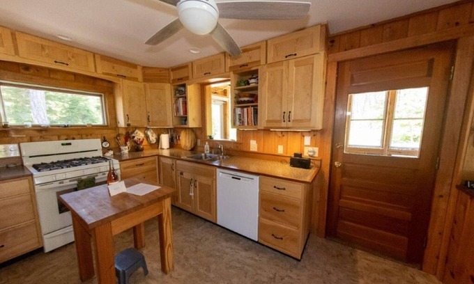 Phippsburg Cabaña | Classic Popham Cottage, Rustic with Amenities. Large Yard, Steps to Beach, Near Popham State Park...