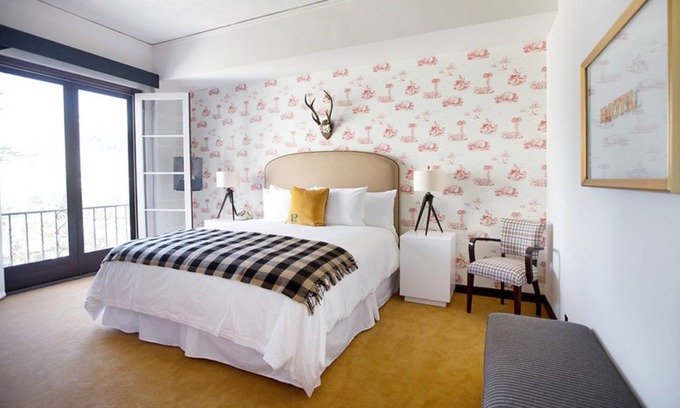 Wilshire Montana Casa | Classic Queen at Palihouse Santa Monica, Pets Are Welcome!