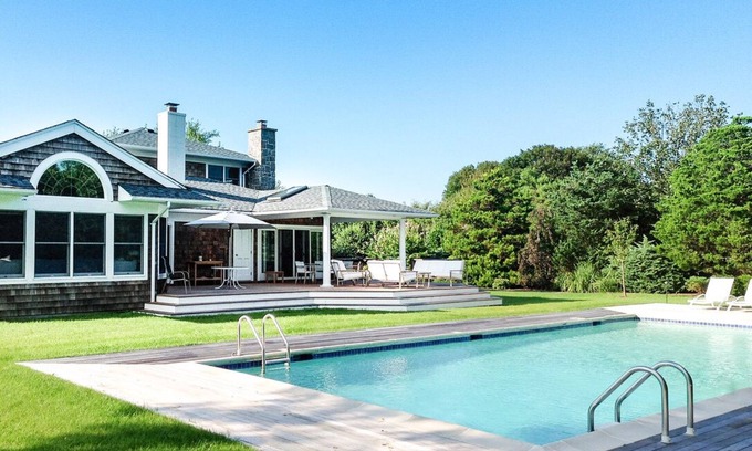 Quogue Casa | Classic Quogue house in great location. Quiet! and 5 mn bike ride to the Beach.