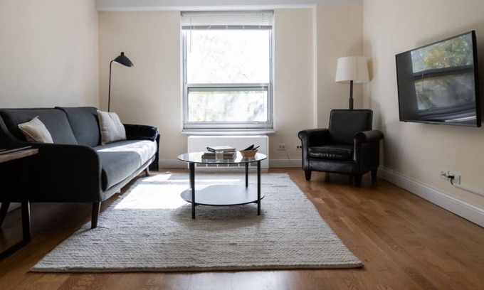 Ravenswood Apartamento | Classic Ravenswood 1BR with Work Station