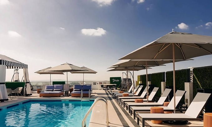 Norma Triangle Casa | Classic Reunion at the Rooftop Poolside Bar, Spacious Unit! Pet-friendly