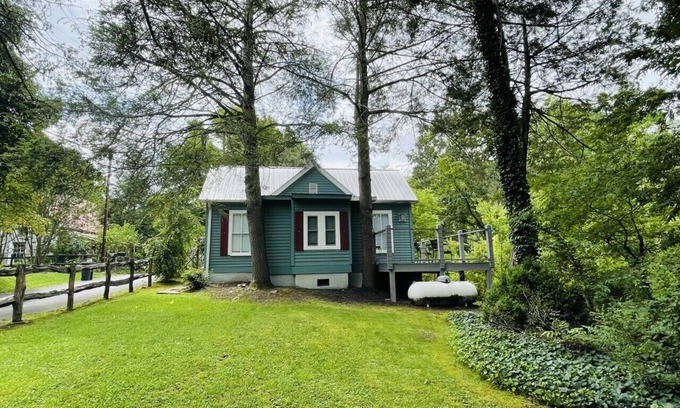 Hot Springs Cabaña | Classic Romantic Creek View D/T Cottage! Walk to town & AT! Indoor Firelogs!