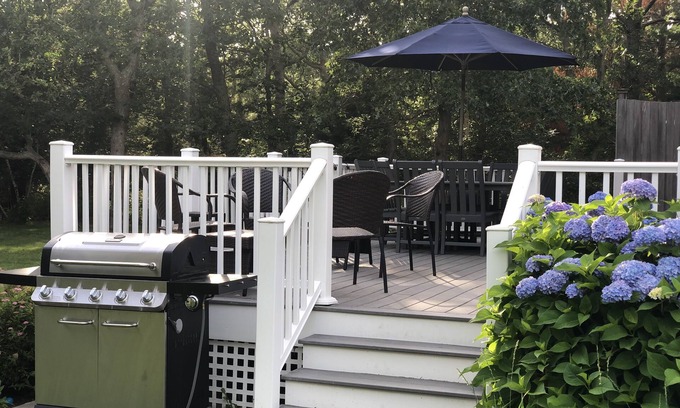 West Tisbury Casa | Classic & secluded - central to beaches and bike path
