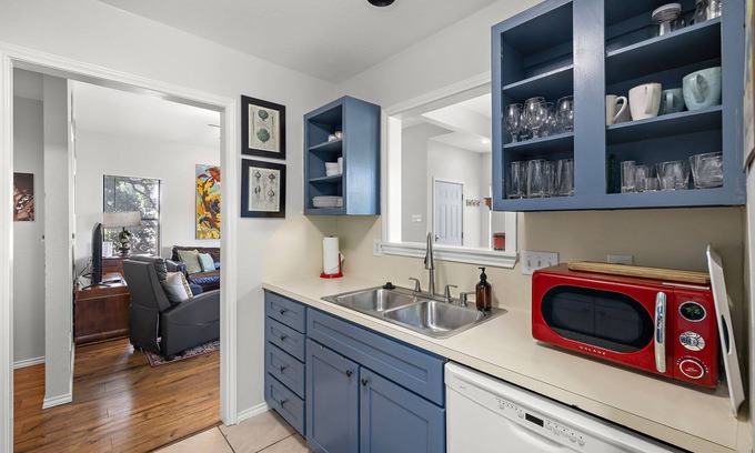 Bouldin Casa | Classic South 5th Getaway — Minutes to Downtown, Zilker & Rainey