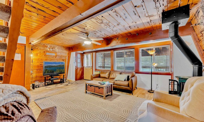 Serene Lakes Casa | Classic Tahoe Charm – 3 Ski Resorts Within 5 Miles