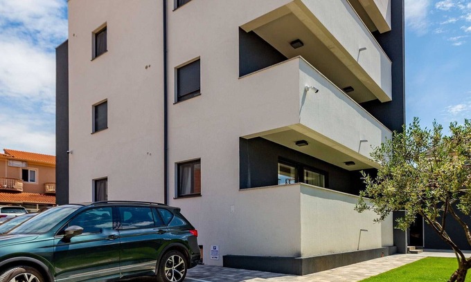 Crno Apartamento | Classic Three Bedroom Apartment with Balcony