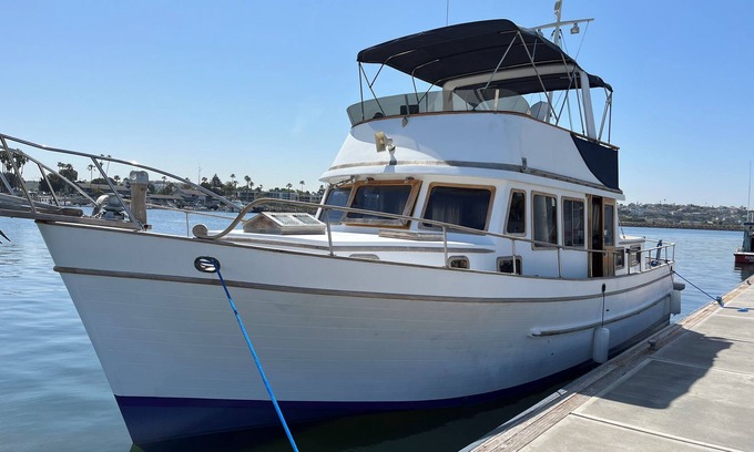 Marina del Rey Alquiler De Eote | Classic Traditional trawler family friendly with large screen TV and WIFI,