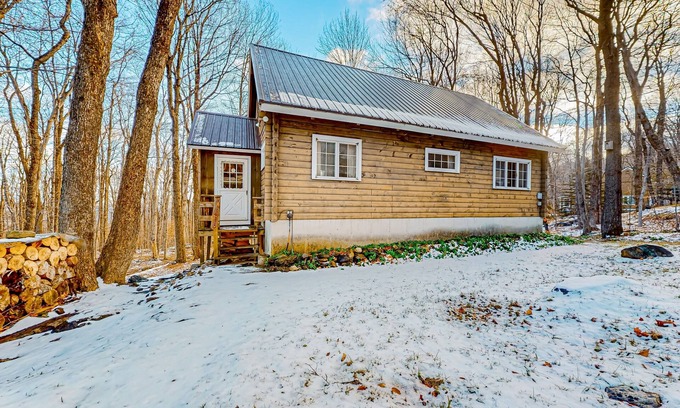 Wilmington Cabina | Classic Vermont cabin with forest views, woodstove, pools, hot tub & gym