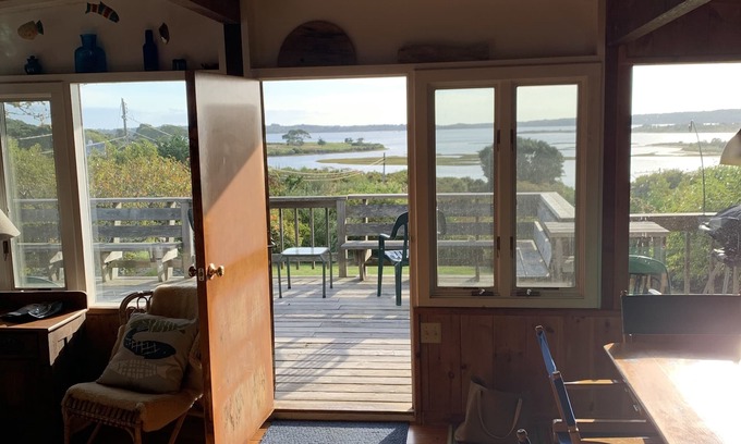 Chilmark Cabaña | Clásica casa de campo de viñedo con acceso privado frente al mar.