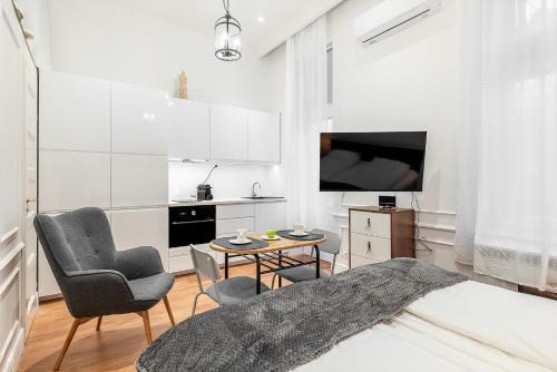 Nepszinhaz negyed Apartamento | Classical mini studio with a modern touch!