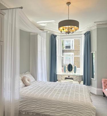 Oval Apartamento | Classically Elegant Designer Apartment