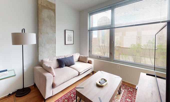 Eisenhower East Apartamento | Classy 1BR in The Foundry Near Metro Stns & Parks