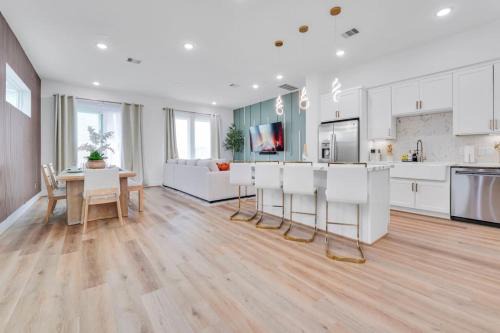 OST - South Union Casa | Classy 4BD 3.5BA with Soak Tub Backyard and Game Room