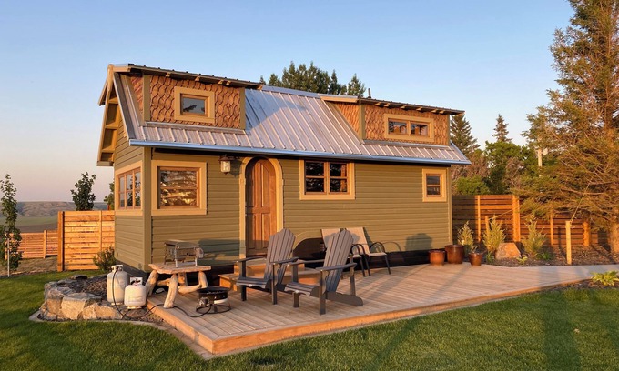 Division No. 3 Cabaña | Classy Hillside Tiny House