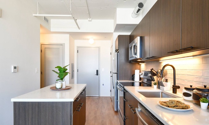 Eisenhower East Apartamento | Classy Loft | Mins frm Old Town