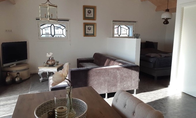 Hoenkoop Apartamento | Habitación elegante con una hermosa vista sobre el paisaje del corazón verde.