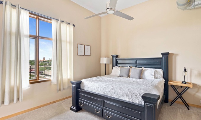 West Des Moines Apartamento | Classy Safe Private Apartment w/Amenities Across f/Jordan Creek Mall w/Elevator