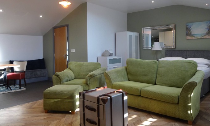 Wigton Apartamento | Claudius Caesar is pet friendly with a hot tub, Bowness on Solway