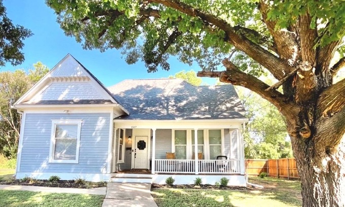 Brazos Casa | Clay Oak Cottage 2BR/1BTH, 6 blocks from Silos