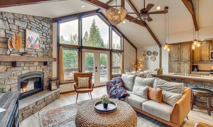 Cle Elum Casa | Cle Elum Cabin w/ Hot Tub, Fire Pit & Deck!